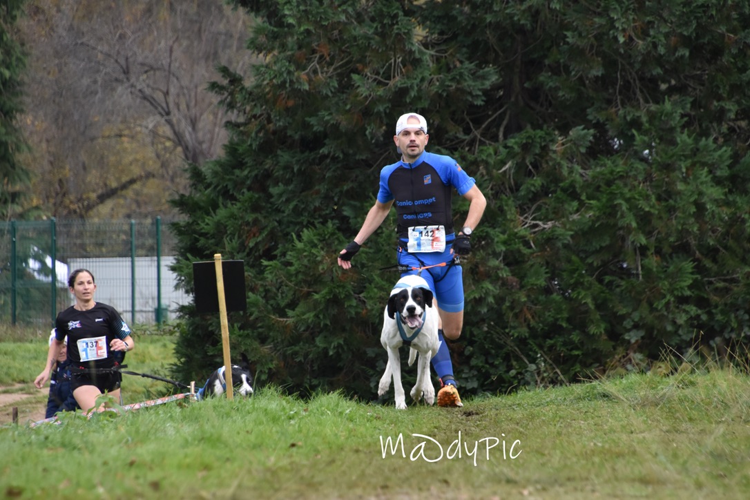 Jonathan Atton en course de canicross avec son chien