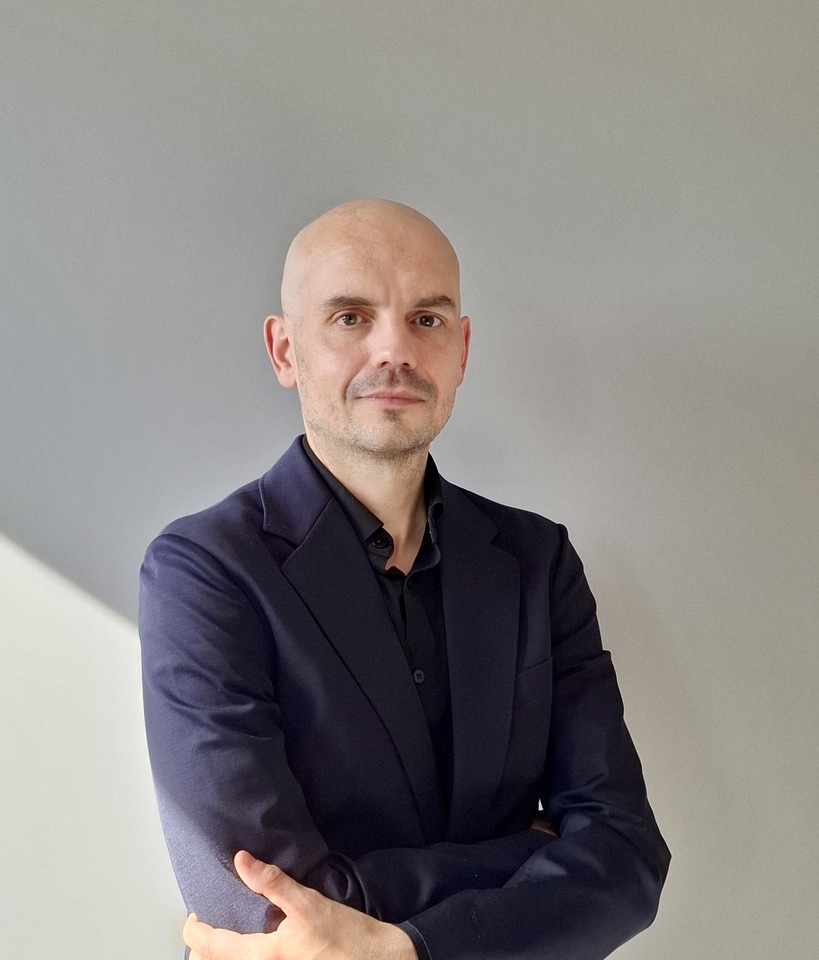 Jonathan Atton en tenue de bureau